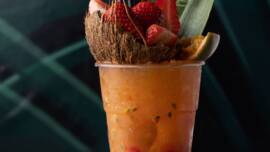 Cocktail con fragole, cocco e papaia