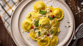 Piatto di ravioli ai carciofi e ricotta